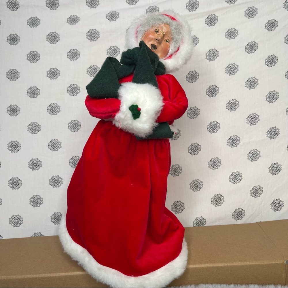 2001 Byers Choice Caroler – Mrs. Claus – Signed – Collectible Christmas Figurine - Picture 2 of 13